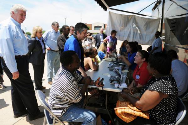 sobrevivientes y personal de FEMA en un centro de recuperación por desastre